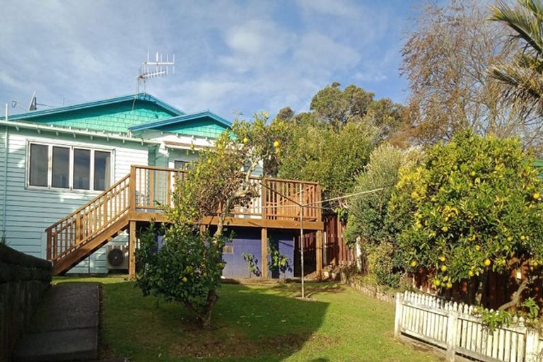 Photo of property in 18 Selwyn Road, Hospital Hill, Napier, 4110