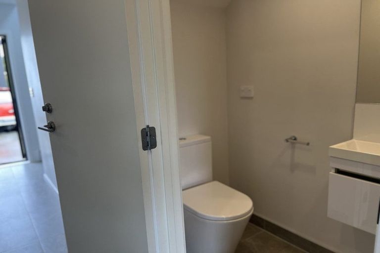 Photo of property in 3/47 Awaroa Road, Sunnyvale, Auckland, 0612