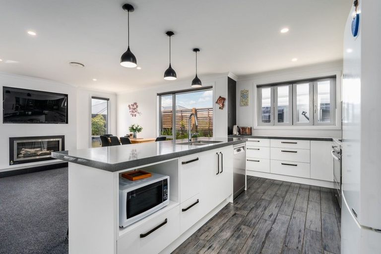 Photo of property in 101 Johnstone Drive, Fitzherbert, Palmerston North, 4410