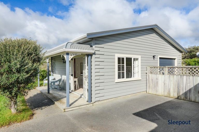 Photo of property in 32 Kent Avenue, Waitarere Beach, Levin, 5510