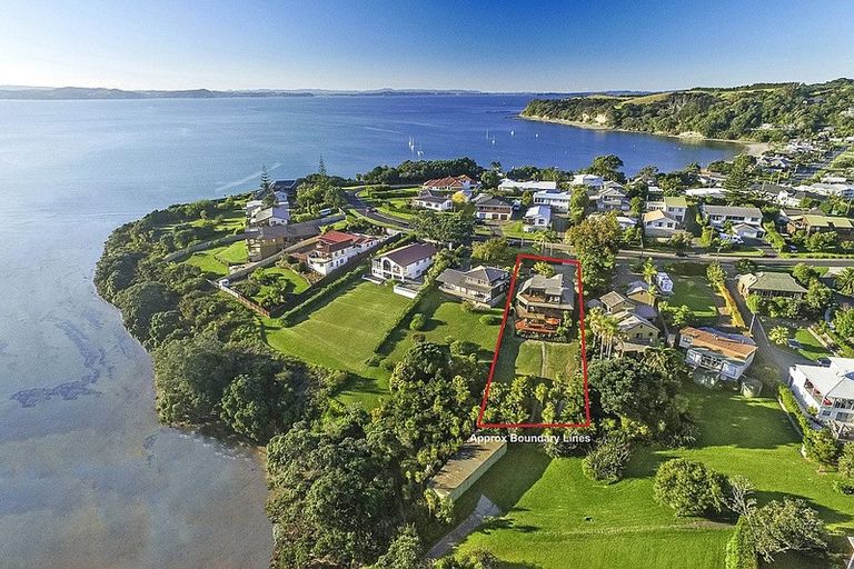 Photo of property in 10 The Crescent, Tindalls Beach, Whangaparaoa, 0930