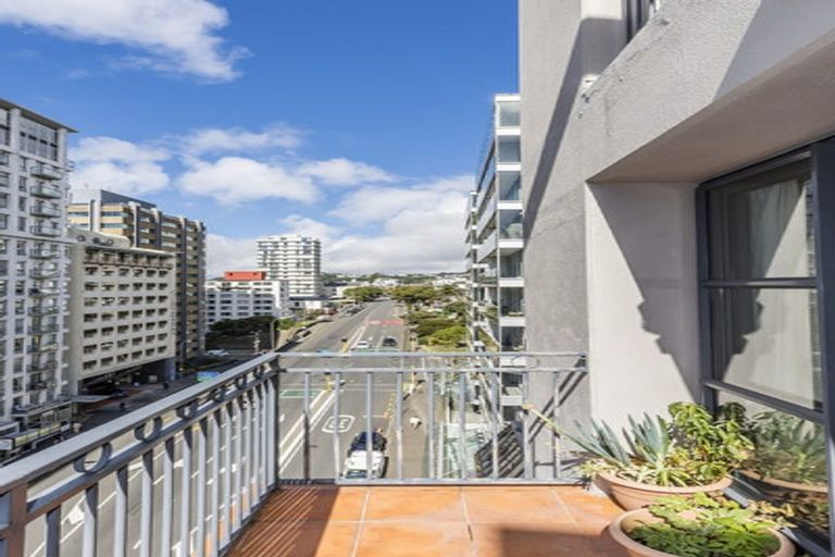Photo of property in Atrium Towers, 8e/154 The Terrace, Wellington Central, Wellington, 6011