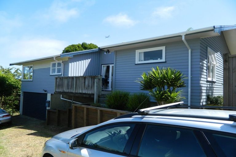 Photo of property in 33 Stewart Drive, Newlands, Wellington, 6037