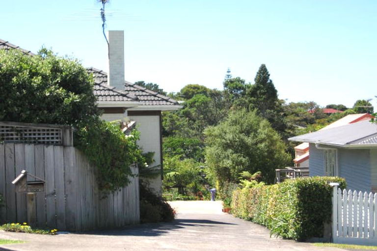 Photo of property in 2/1 Dallinghoe Crescent, Milford, Auckland, 0620