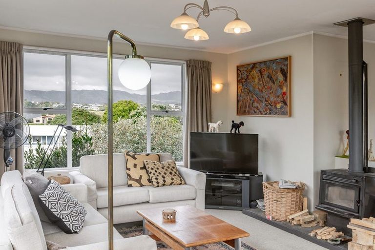 Photo of property in 12 Ara Kuaka, Waikanae Beach, Waikanae, 5036