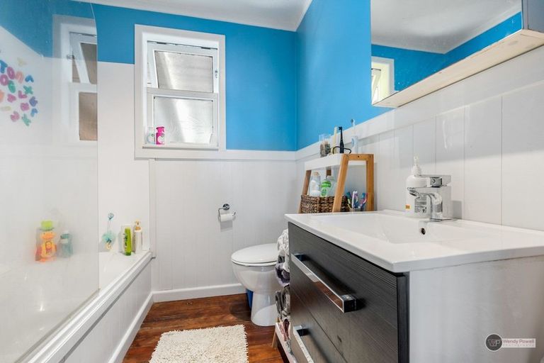 Photo of property in 15 Davis Grove, Wainuiomata, Lower Hutt, 5014