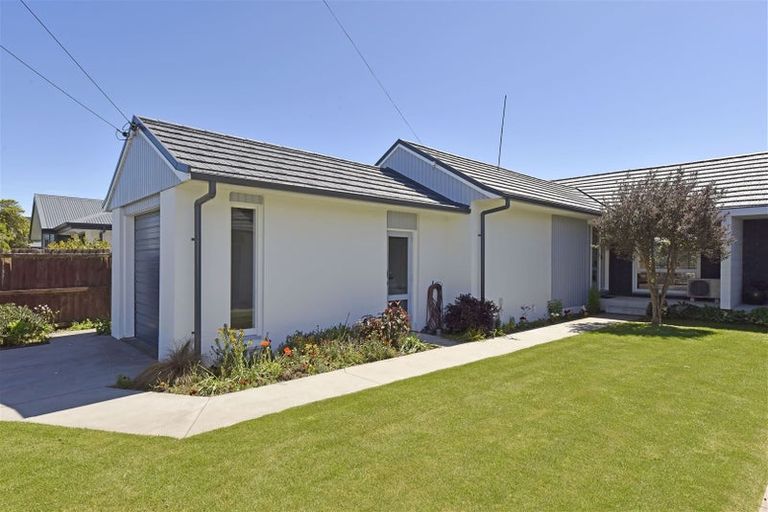 Photo of property in 2/11 Mcfaddens Road, St Albans, Christchurch, 8052