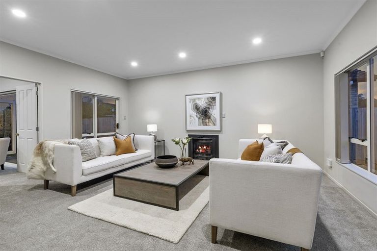 Photo of property in 12 Lakeridge Close, Northcross, Auckland, 0632