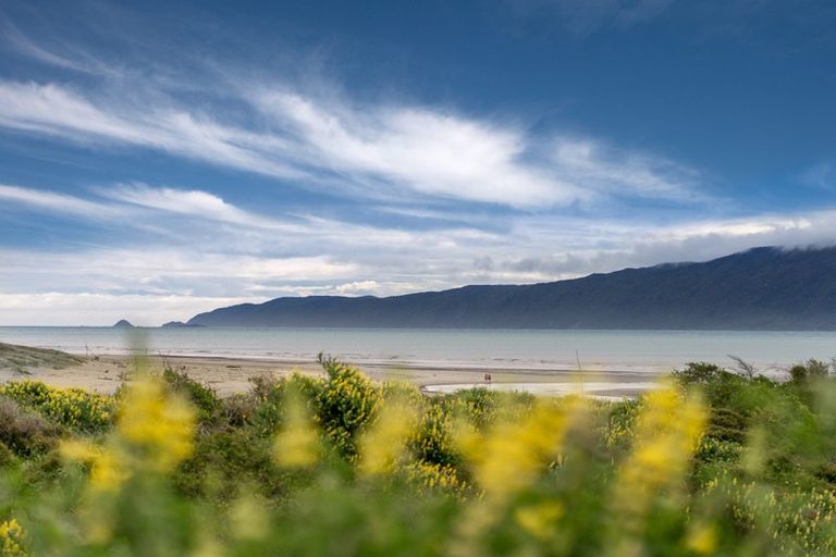 Photo of property in 43 Field Way, Waikanae Beach, Waikanae, 5036