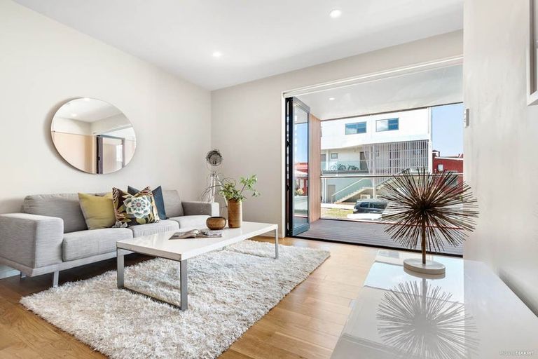 Photo of property in 1/69 Lake Road, Devonport, Auckland, 0624