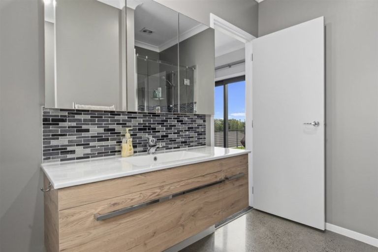 Photo of property in 111 Oteki Park Drive, Welcome Bay, Tauranga, 3112