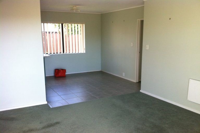 Photo of property in 2/138 Sunset Road, Unsworth Heights, Auckland, 0632