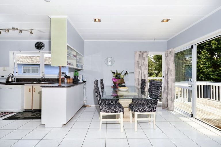 Photo of property in 93 Riverpark Crescent, Henderson, Auckland, 0610