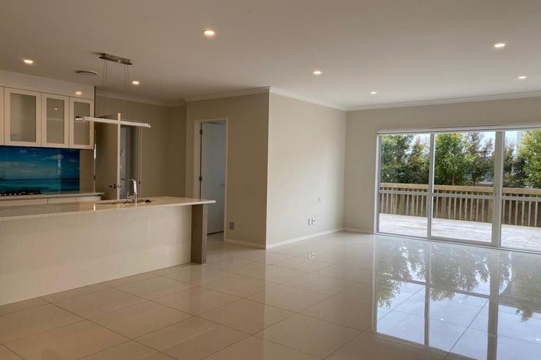Photo of property in 37 Drumbuoy Drive, Flat Bush, Auckland, 2019