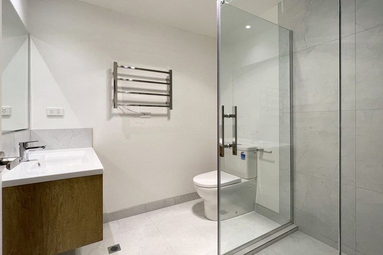 Photo of property in 4/17 Rewarewa Road, Te Atatu Peninsula, Auckland, 0610