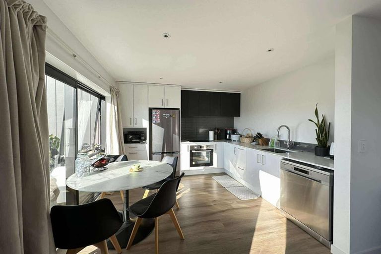 Photo of property in 8/38 Jane Maree Road, Kumeu, 0810