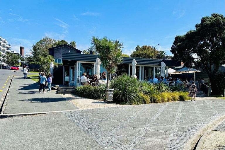 Photo of property in 2d/175 Hurstmere Road, Takapuna, Auckland, 0622