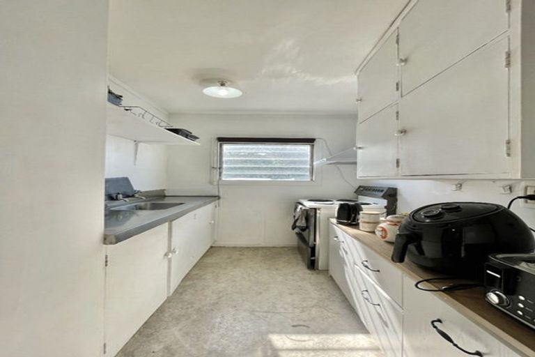 Photo of property in 17 East Street, Petone, Lower Hutt, 5012