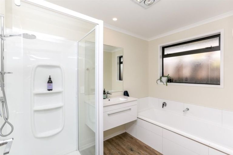 Photo of property in 3 Greenridge Lane, Merrilands, New Plymouth, 4312