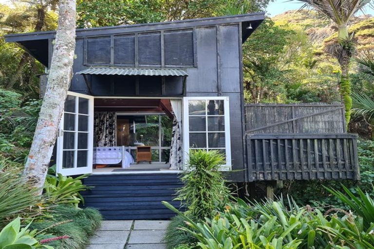 Photo of property in 10-12 Glenesk Road, Piha, New Lynn, 0772