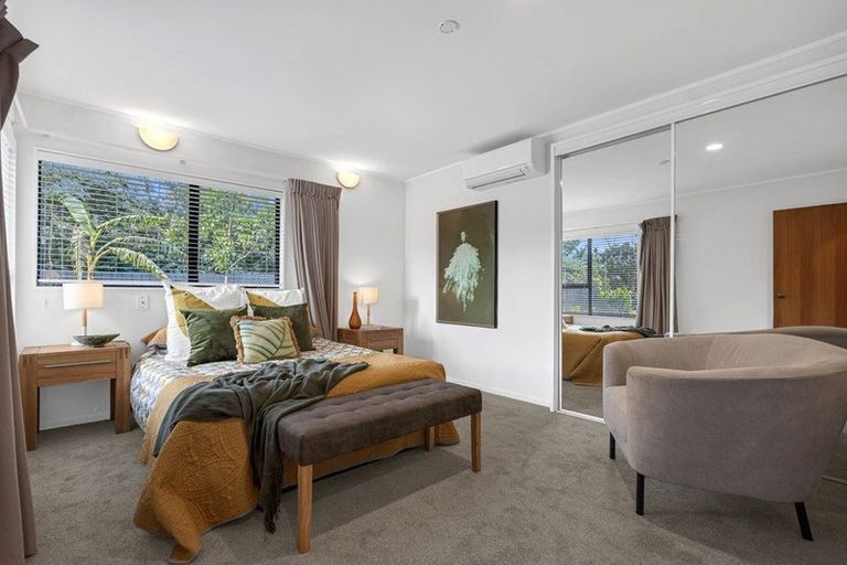 Photo of property in 9 Wyatt Place, Glendene, Auckland, 0602