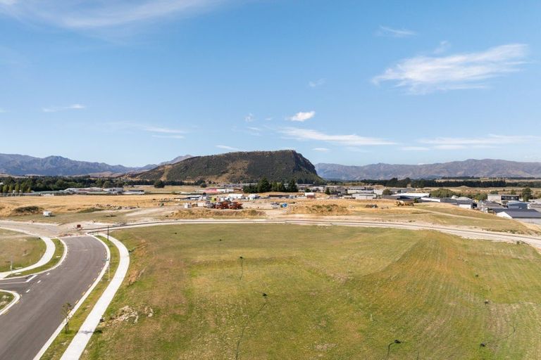 Photo of property in 42 Doug Ledgerwood Drive, Wanaka, 9305