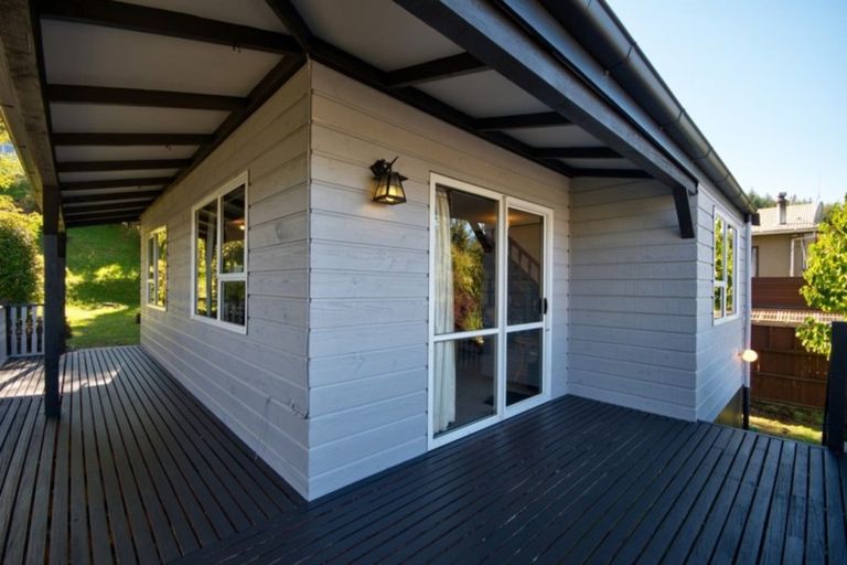 Photo of property in 1 Cameron Place, Fernhill, Queenstown, 9300