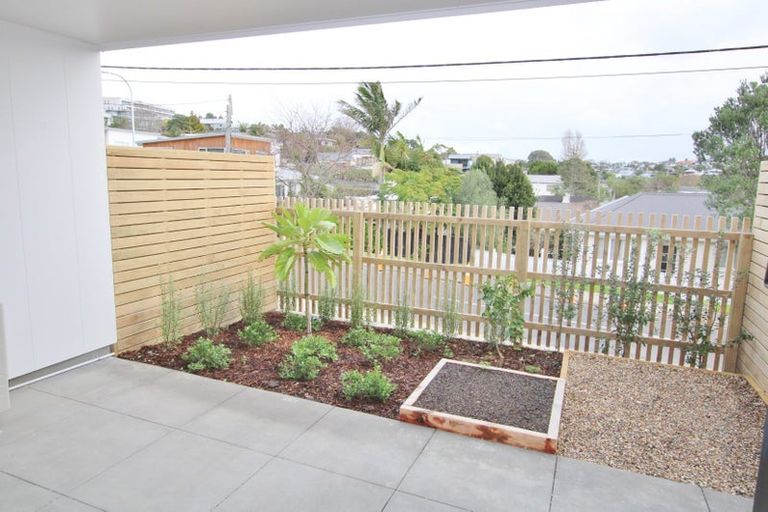 Photo of property in 3/35 Garadice Road, Rothesay Bay, Auckland, 0630