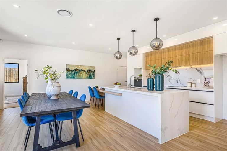 Photo of property in 9 Mcindoe Road, Kumeu, 0810