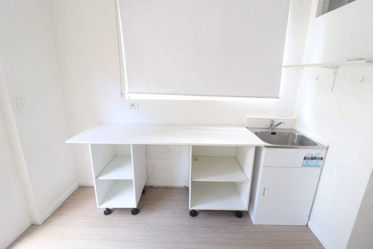 Photo of property in 4 Teviot Place, Totara Vale, Auckland, 0629