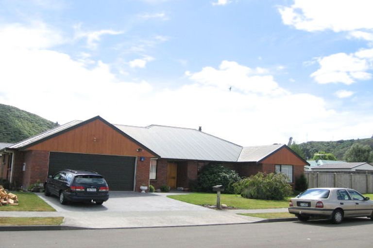 Photo of property in 32 Galveston Grove, Totara Park, Upper Hutt, 5018
