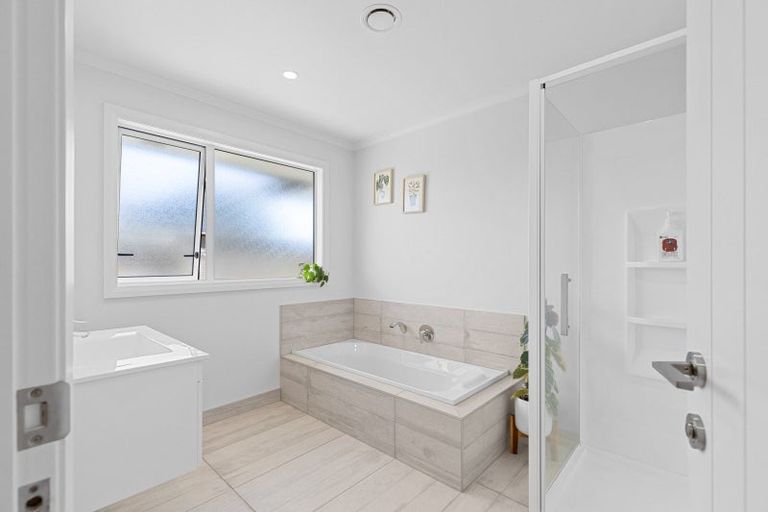 Photo of property in 6 Atlantic Drive, Fitzherbert, Palmerston North, 4410