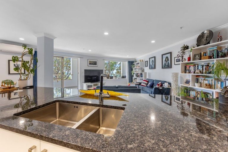 Photo of property in 1c Queen Street, New Plymouth, 4310