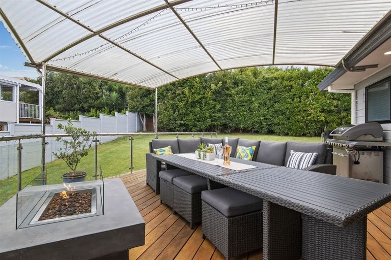 Photo of property in 21 Ballini Rise, West Harbour, Auckland, 0618