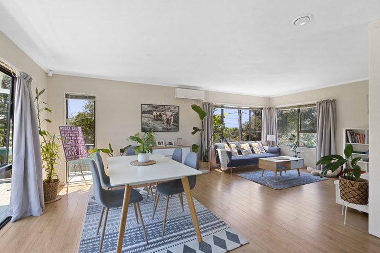 Photo of property in 21 Red Beach Road, Red Beach, 0932