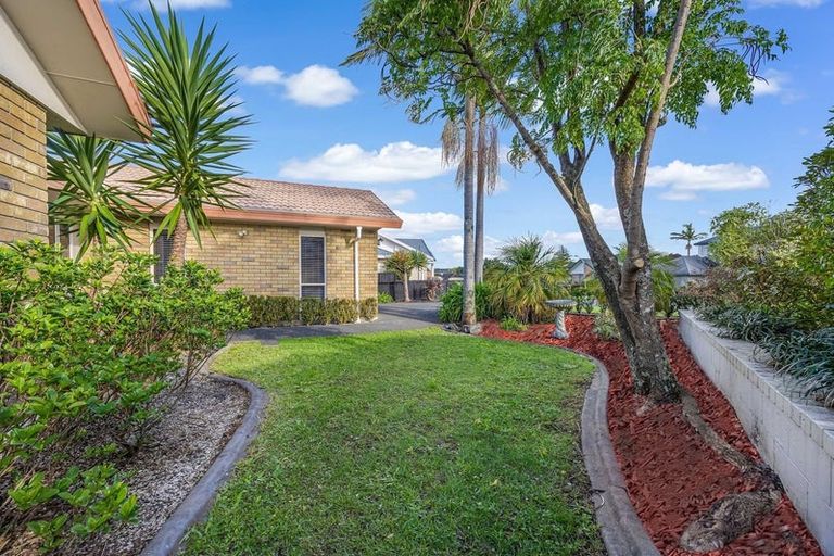 Photo of property in 13 Bridgehead Cove, West Harbour, Auckland, 0618