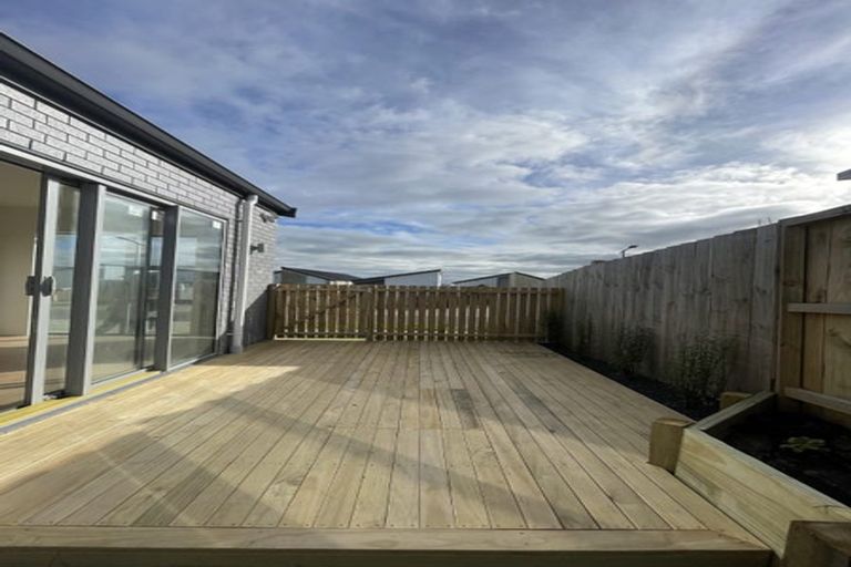 Photo of property in 11 Mata Road, Massey, Auckland, 0614