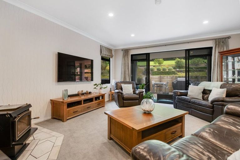 Photo of property in 12 Hobbs Road, Matakatia, Whangaparaoa, 0930