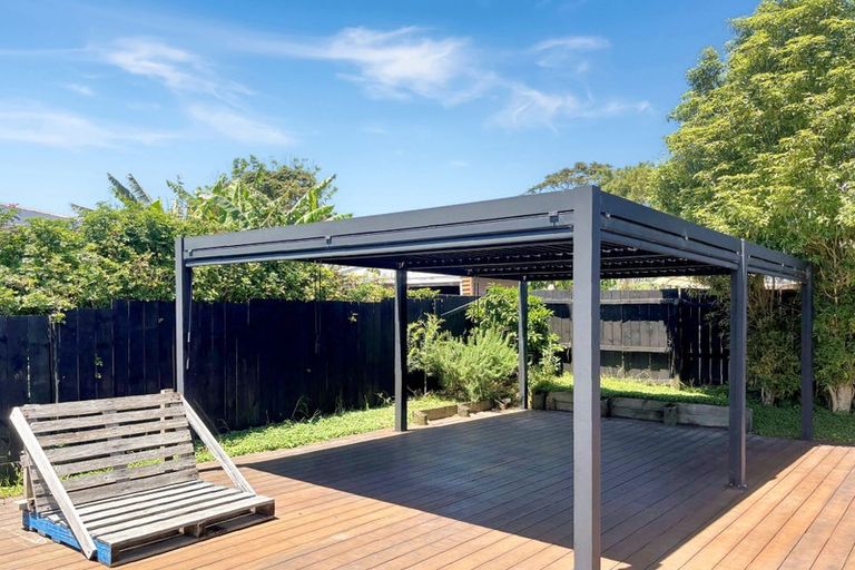 Photo of property in 21 Clayburn Road, Glen Eden, Auckland, 0602