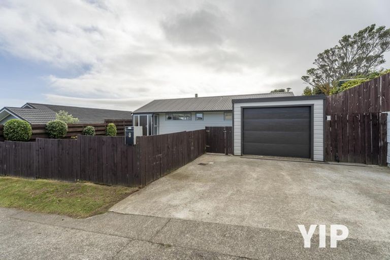 Photo of property in 8 Gow Street, Newlands, Wellington, 6037
