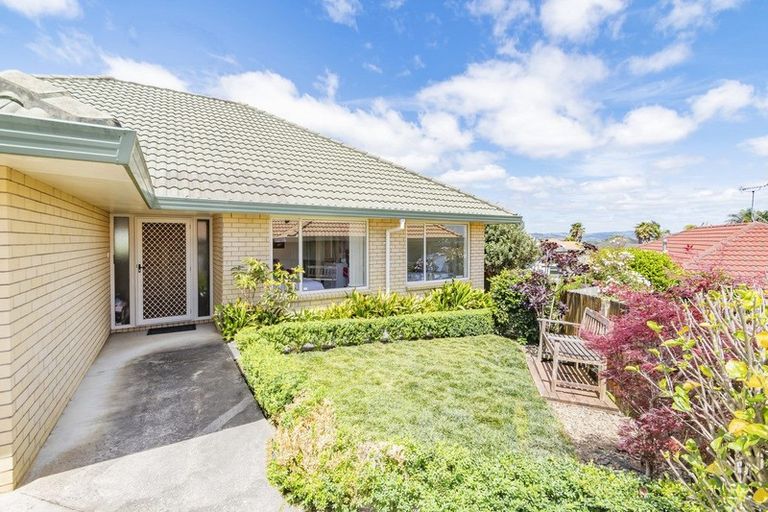 Photo of property in 2/12 Pat O'connor Place, Manurewa, Auckland, 2105