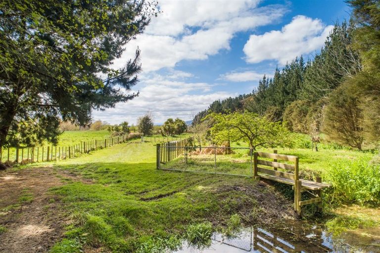 Photo of property in 803 Fitzherbert Road East, Aokautere, Palmerston North, 4471