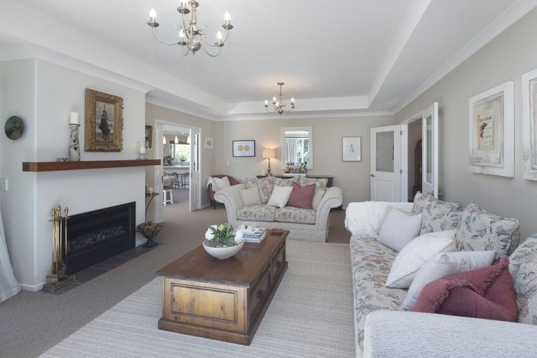 Photo of property in 10 Willowview Drive, Redwood, Christchurch, 8051