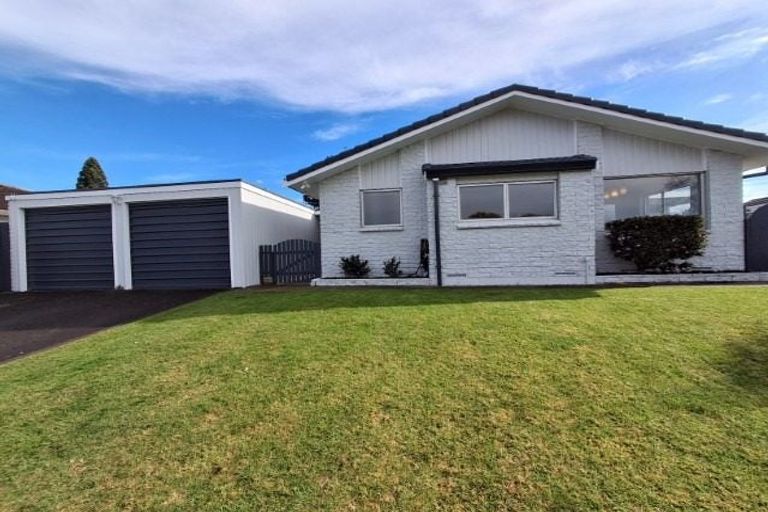 Photo of property in 17 Endeavour Avenue, Welcome Bay, Tauranga, 3112
