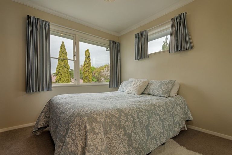 Photo of property in 1 Athlone Place, Hokowhitu, Palmerston North, 4410