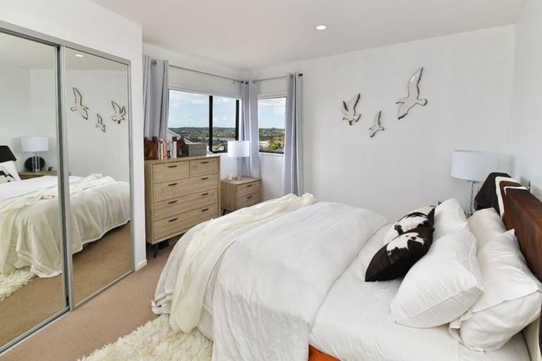 Photo of property in 18 Montcalm Close, Orewa, 0931