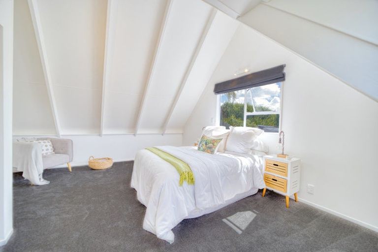 Photo of property in 15 Weka Close, Red Beach, 0932