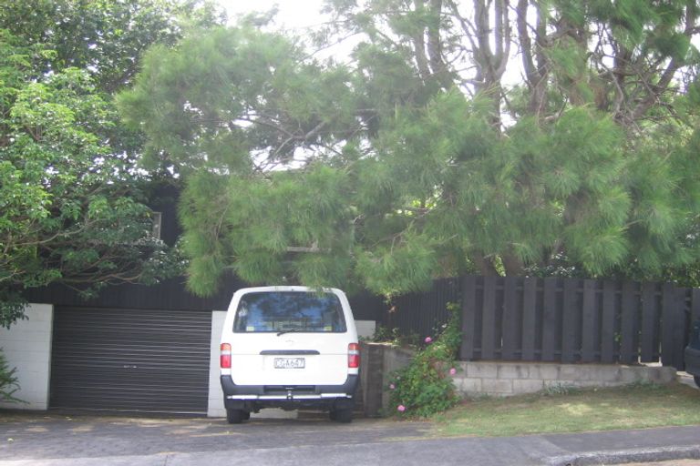 Photo of property in 6 Deuxberry Avenue, Northcote, Auckland, 0627