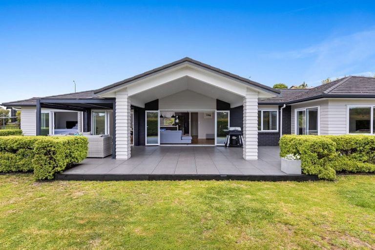Photo of property in 60 Roberts Road, Matakatia, Whangaparaoa, 0930