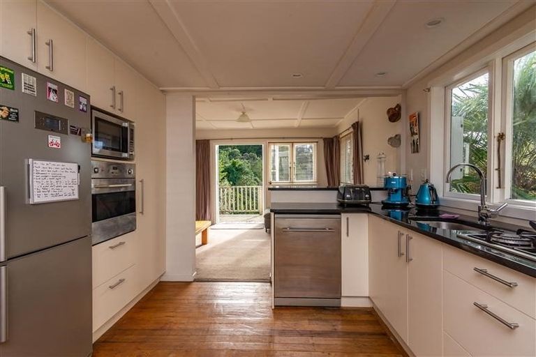 Photo of property in 8 Dorothy Road, Laingholm, Auckland, 0604